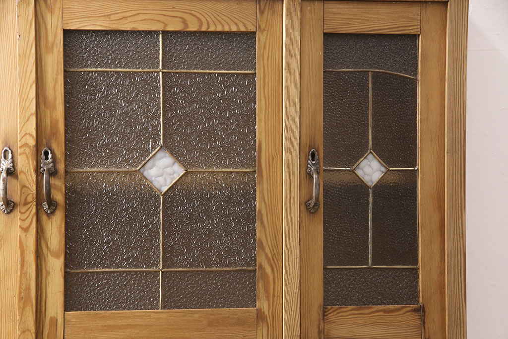 フランスアンティーク　パイン材　様々なガラスを組み合わせた扉がおしゃれなキャビネット(カップボード、食器棚)(R-050248)