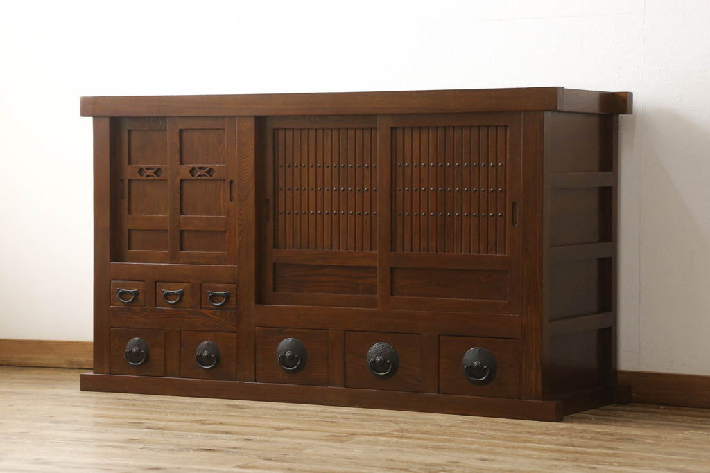 中古　美品　ニレ材　丸みのあるデザインの金具が可愛らしい雰囲気を醸し出す水屋箪笥(サイドボード、サイドキャビネット、収納棚、食器棚、戸棚)(R-060453)