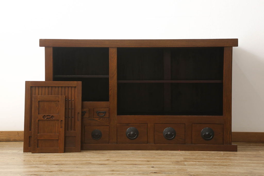 中古　美品　ニレ材　丸みのあるデザインの金具が可愛らしい雰囲気を醸し出す水屋箪笥(サイドボード、サイドキャビネット、収納棚、食器棚、戸棚)(R-060453)