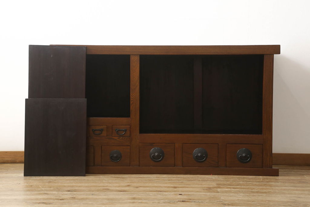 中古　美品　ニレ材　丸みのあるデザインの金具が可愛らしい雰囲気を醸し出す水屋箪笥(サイドボード、サイドキャビネット、収納棚、食器棚、戸棚)(R-060453)