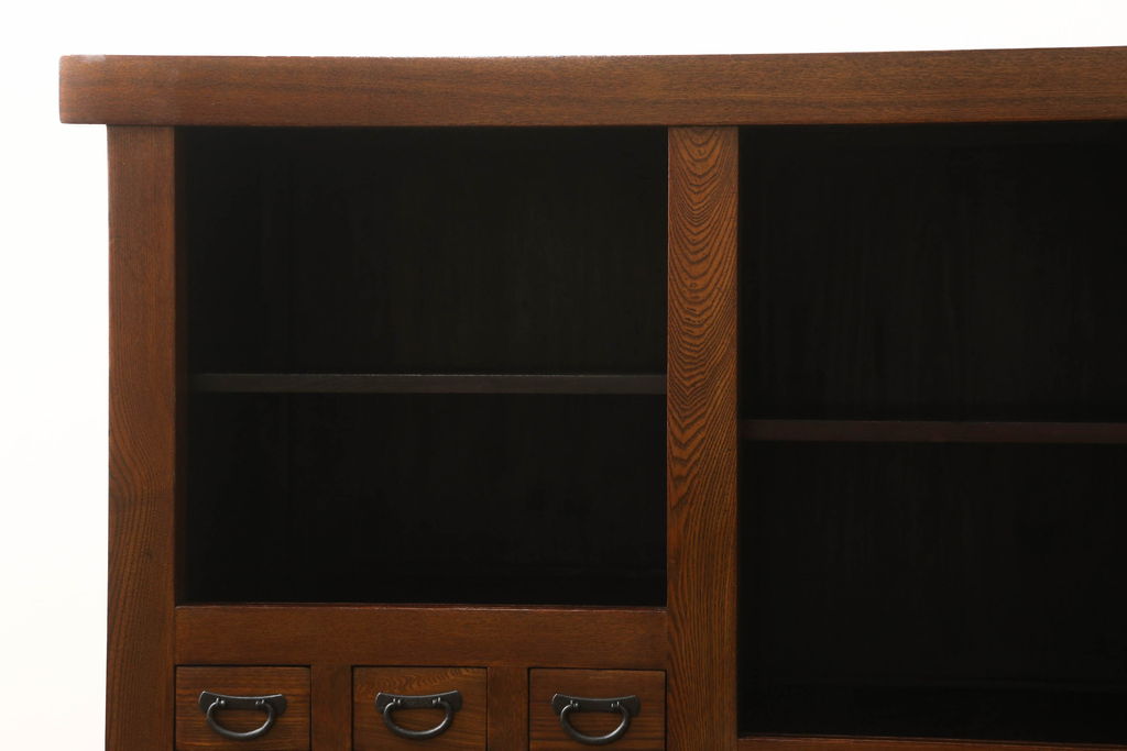 中古　美品　ニレ材　丸みのあるデザインの金具が可愛らしい雰囲気を醸し出す水屋箪笥(サイドボード、サイドキャビネット、収納棚、食器棚、戸棚)(R-060453)