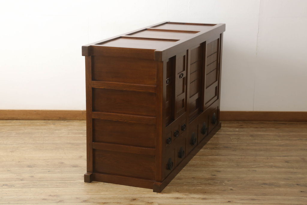 中古　美品　ニレ材　丸みのあるデザインの金具が可愛らしい雰囲気を醸し出す水屋箪笥(サイドボード、サイドキャビネット、収納棚、食器棚、戸棚)(R-060453)