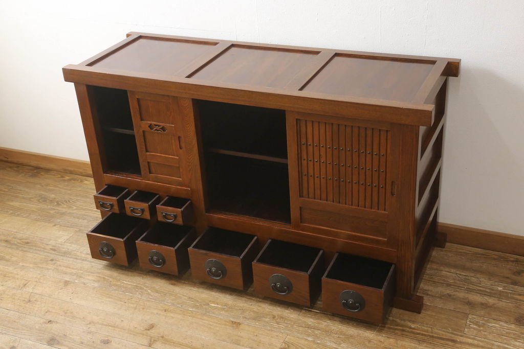 中古　美品　ニレ材　丸みのあるデザインの金具が可愛らしい雰囲気を醸し出す水屋箪笥(サイドボード、サイドキャビネット、収納棚、食器棚、戸棚)(R-060453)