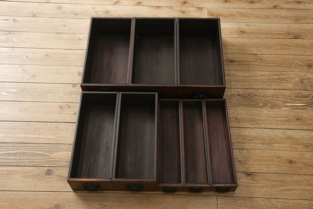 中古　美品　ニレ材　丸みのあるデザインの金具が可愛らしい雰囲気を醸し出す水屋箪笥(サイドボード、サイドキャビネット、収納棚、食器棚、戸棚)(R-060453)