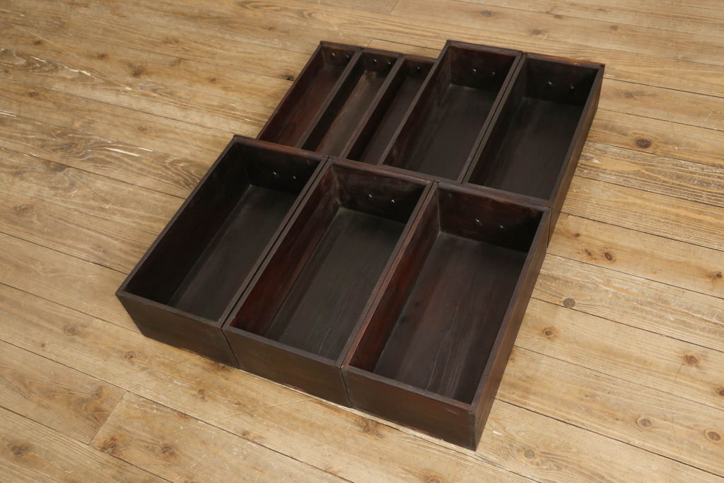中古　美品　ニレ材　丸みのあるデザインの金具が可愛らしい雰囲気を醸し出す水屋箪笥(サイドボード、サイドキャビネット、収納棚、食器棚、戸棚)(R-060453)