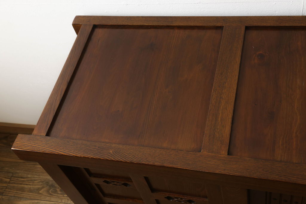 中古　美品　ニレ材　丸みのあるデザインの金具が可愛らしい雰囲気を醸し出す水屋箪笥(サイドボード、サイドキャビネット、収納棚、食器棚、戸棚)(R-060453)