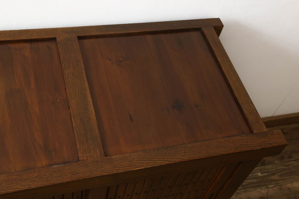 中古　美品　ニレ材　丸みのあるデザインの金具が可愛らしい雰囲気を醸し出す水屋箪笥(サイドボード、サイドキャビネット、収納棚、食器棚、戸棚)(R-060453)