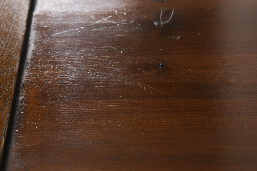 中古　美品　ニレ材　丸みのあるデザインの金具が可愛らしい雰囲気を醸し出す水屋箪笥(サイドボード、サイドキャビネット、収納棚、食器棚、戸棚)(R-060453)