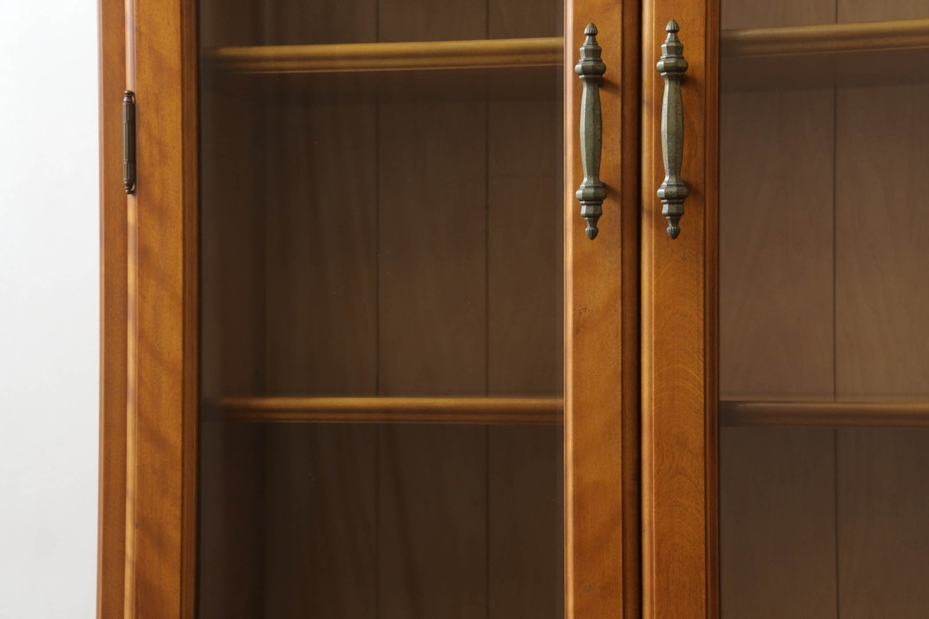 中古　美品　横浜ダニエル(daniel)　温かみのある木の色合いが魅力的なキャビネット(カップボード、食器棚、戸棚、収納棚、飾り棚)(R-073799)