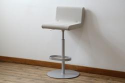 中古　短期展示品　美品　Cassinaixc.(カッシーナイクスシー)　Boomerang(ブーメラン)　シンプルで上品な佇まいが魅力のカウンターチェア(回転椅子、ハイチェア、アームレスチェア、店舗什器)(R-081431)