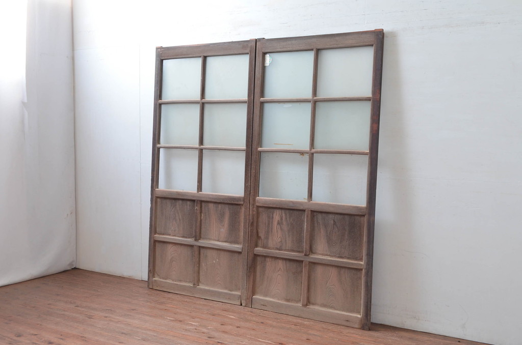 アンティーク建具　重厚!!　特注品　総欅(ケヤキ)材　昭和を感じるノスタルジックな佇まいが魅力的なガラス戸2枚セット(引き戸)(R-080970)