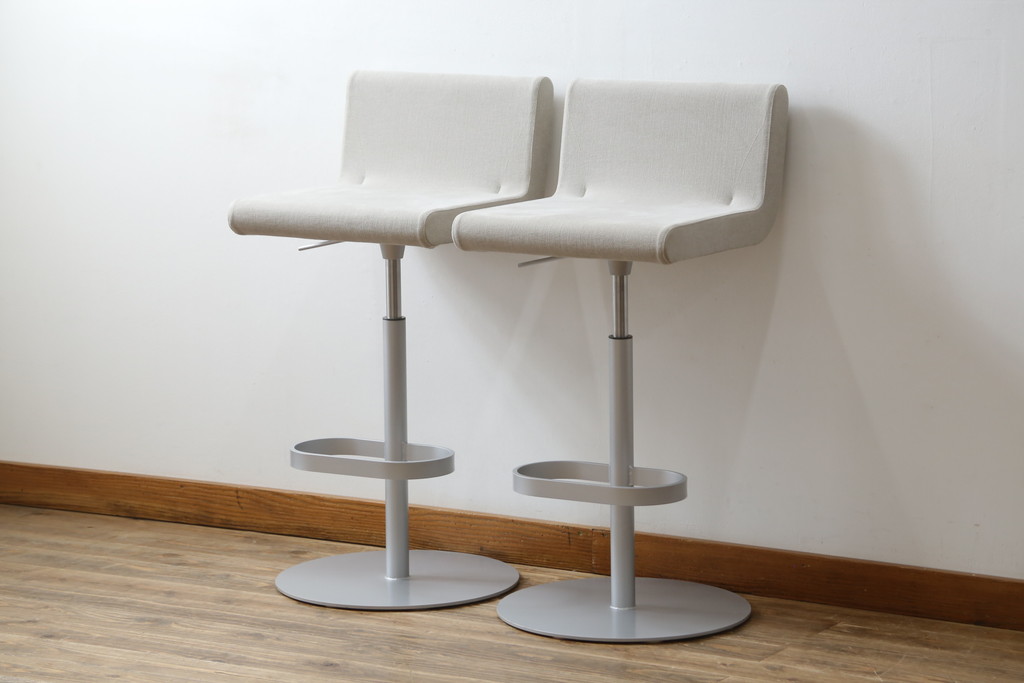 中古　短期展示品　美品　Cassinaixc.(カッシーナイクスシー)　Boomerang(ブーメラン)　シンプルで上品な佇まいが魅力のカウンターチェア2脚セット(回転椅子、ハイチェア、アームレスチェア、店舗什器)(R-069788)