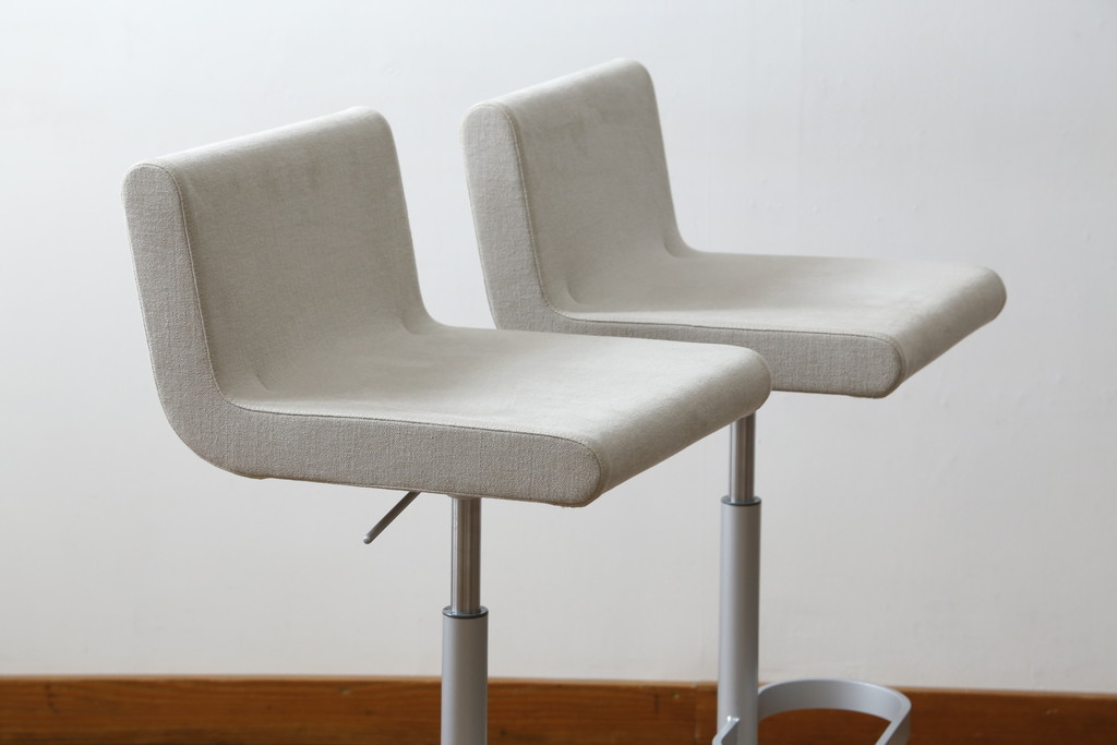中古　短期展示品　美品　Cassinaixc.(カッシーナイクスシー)　Boomerang(ブーメラン)　シンプルで上品な佇まいが魅力のカウンターチェア2脚セット(回転椅子、ハイチェア、アームレスチェア、店舗什器)(R-069788)