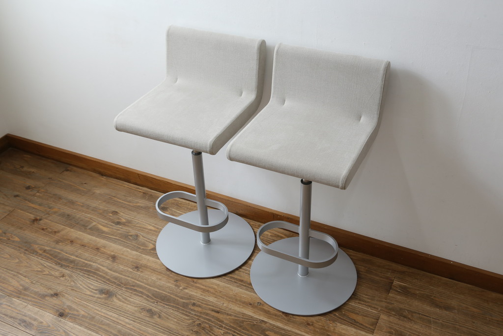 中古　短期展示品　美品　Cassinaixc.(カッシーナイクスシー)　Boomerang(ブーメラン)　シンプルで上品な佇まいが魅力のカウンターチェア2脚セット(回転椅子、ハイチェア、アームレスチェア、店舗什器)(R-069788)