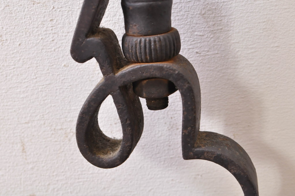 アンティーク雑貨　明治期　古い質感が味わい深い鉄製自在鉤(じざいかぎ)(R-068334)