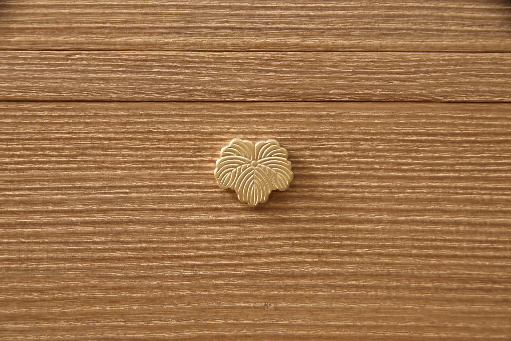 中古　美品　最高級　桐の松山(松山家具)　明るい木色と金色の金具が気品を漂わせる大阪泉州総桐箪笥・下段(並厚、総桐たんす、衣装タンス、和タンス、収納箪笥、チェスト、ローボード、サイドボード)(R-081649)