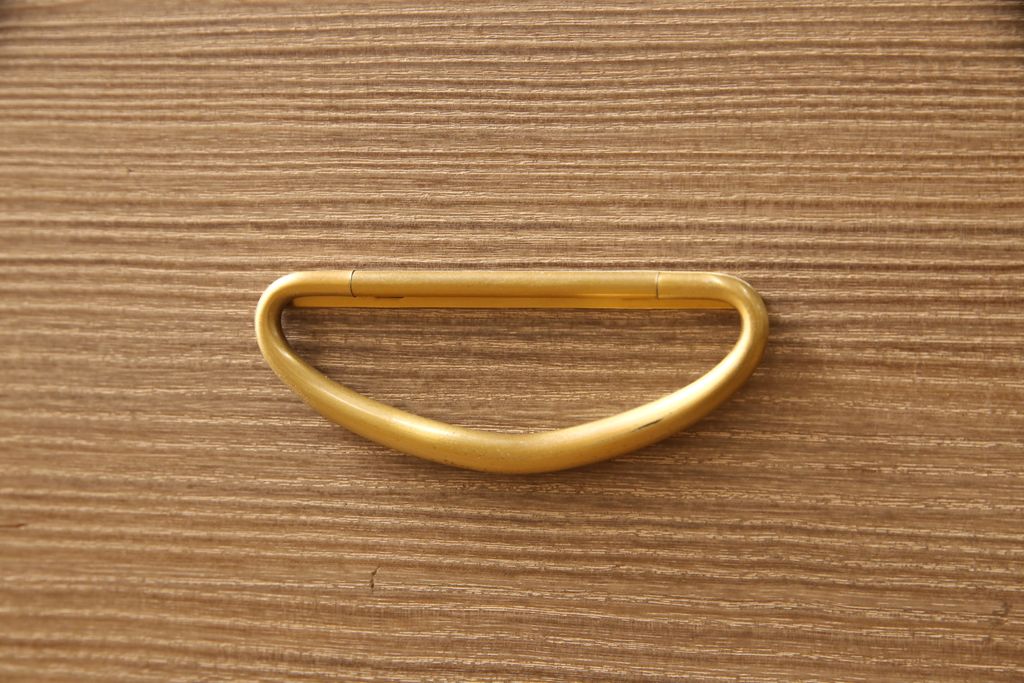 中古　美品　最高級　桐の松山(松山家具)　明るい木色と金色の金具が気品を漂わせる大阪泉州総桐箪笥・下段(並厚、総桐たんす、衣装タンス、和タンス、収納箪笥、チェスト、ローボード、サイドボード)(R-081649)