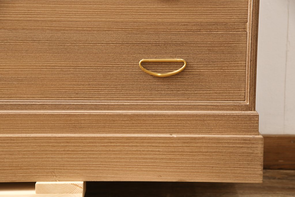 中古　美品　最高級　桐の松山(松山家具)　明るい木色と金色の金具が気品を漂わせる大阪泉州総桐箪笥・下段(並厚、総桐たんす、衣装タンス、和タンス、収納箪笥、チェスト、ローボード、サイドボード)(R-081649)
