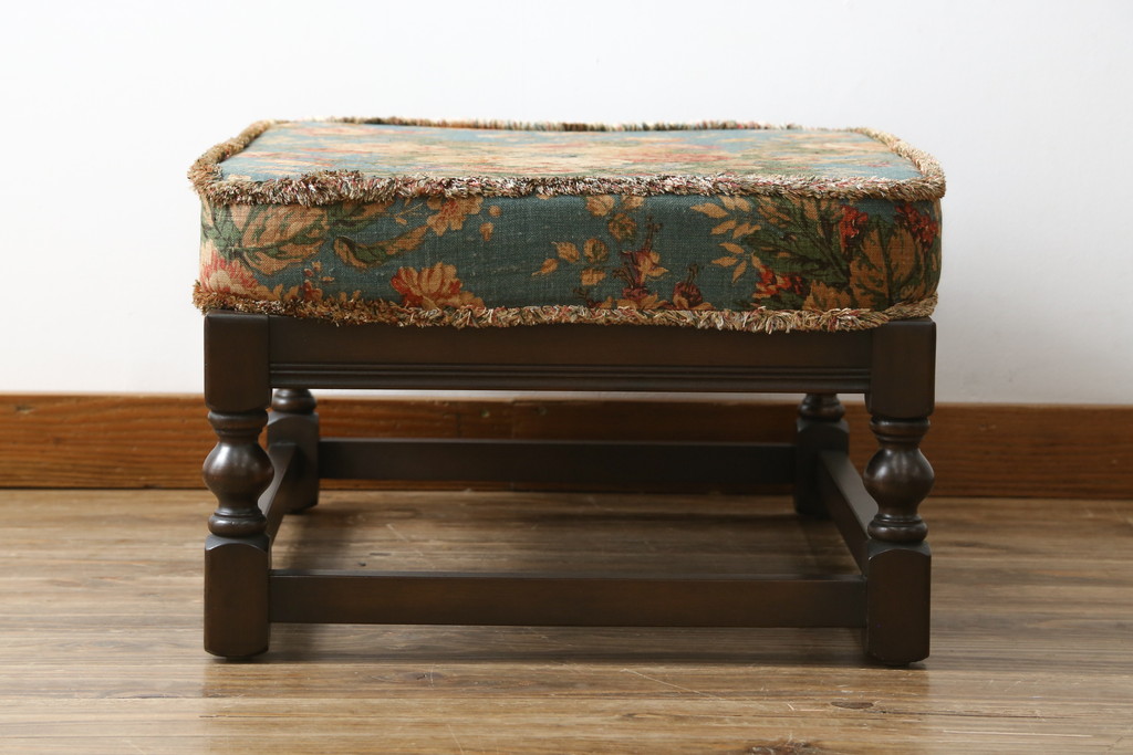 イギリスビンテージ　ERCOL(アーコール)　Old Colonial(オールドコロニアル)　シックな英国カントリースタイルのお部屋におすすめなオットマン(フットスツール、1Pソファ、1人掛けソファ、一人掛けソファ、椅子、イス、チェア、ヴィンテージ、北欧)(R-066808)