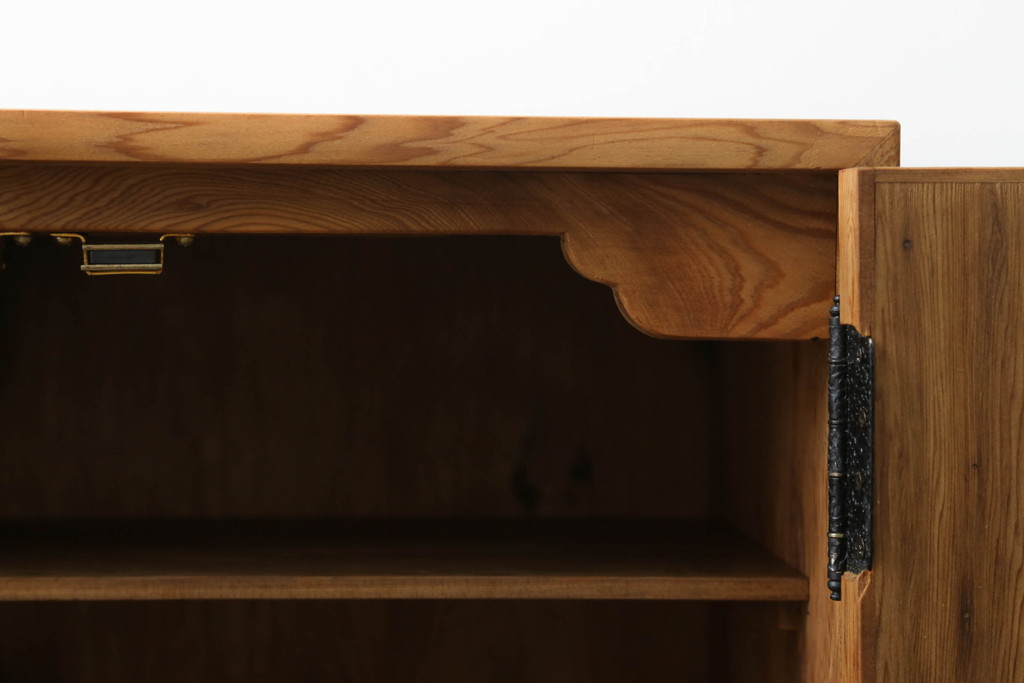 【セミオーダー家具実例】屋久杉の収納棚に高品質リペアを施しました。外側は無着色ウレタン、内側はクリアワックスをかけて仕上げました。(戸棚、卓上収納、キャビネット)