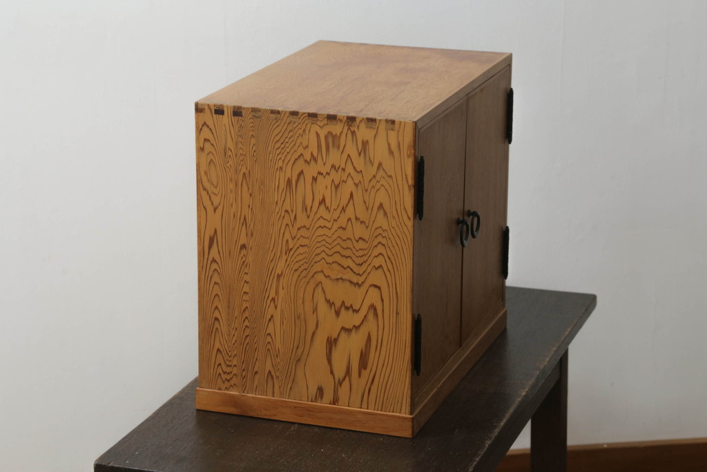 【セミオーダー家具実例】屋久杉の収納棚に高品質リペアを施しました。外側は無着色ウレタン、内側はクリアワックスをかけて仕上げました。(戸棚、卓上収納、キャビネット)