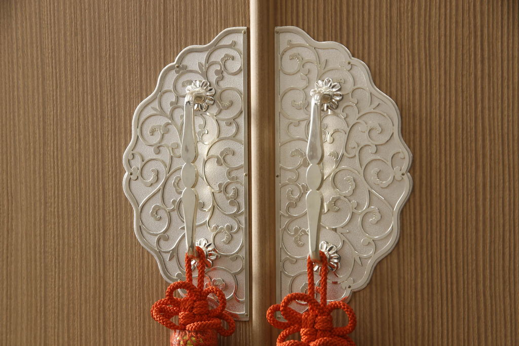 中古　美品　伝統工芸品　大阪泉州　衣装盆付き　桑材のアクセントがモダンな雰囲気を醸し出す総桐箪笥(胴丸)・上段(総桐たんす、引き出し、衣装箪笥、着物箪笥、和タンス)(R-081486)