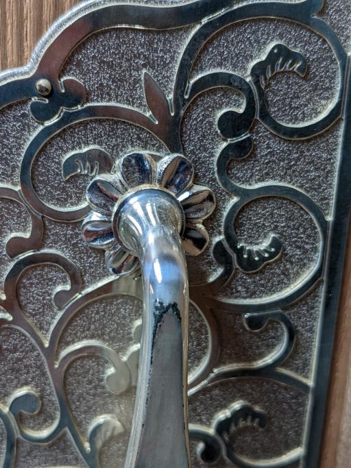中古　美品　伝統工芸品　大阪泉州　衣装盆付き　桑材のアクセントがモダンな雰囲気を醸し出す総桐箪笥(胴丸)・上段(総桐たんす、引き出し、衣装箪笥、着物箪笥、和タンス)(R-081486)