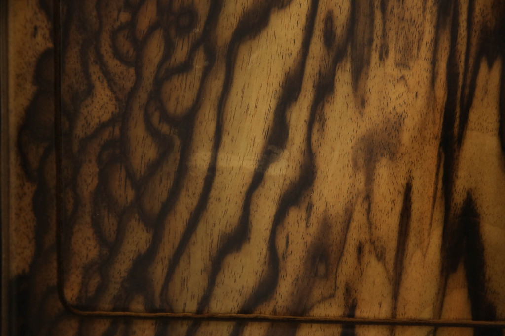 中古　美品　前面黒柿突板張り　黒柿ならではの独特の存在感を放つ茶箪笥(収納棚、戸棚、飾り棚)(定価約80万円)(R-050860)