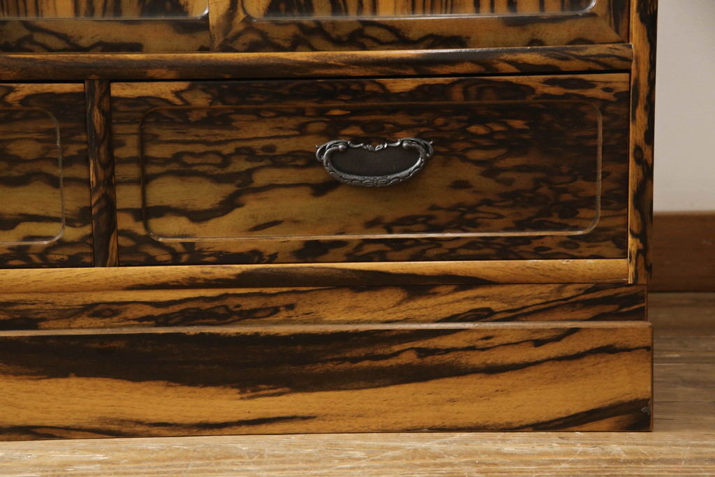中古　美品　前面黒柿突板張り　黒柿ならではの独特の存在感を放つ茶箪笥(収納棚、戸棚、飾り棚)(定価約80万円)(R-050860)