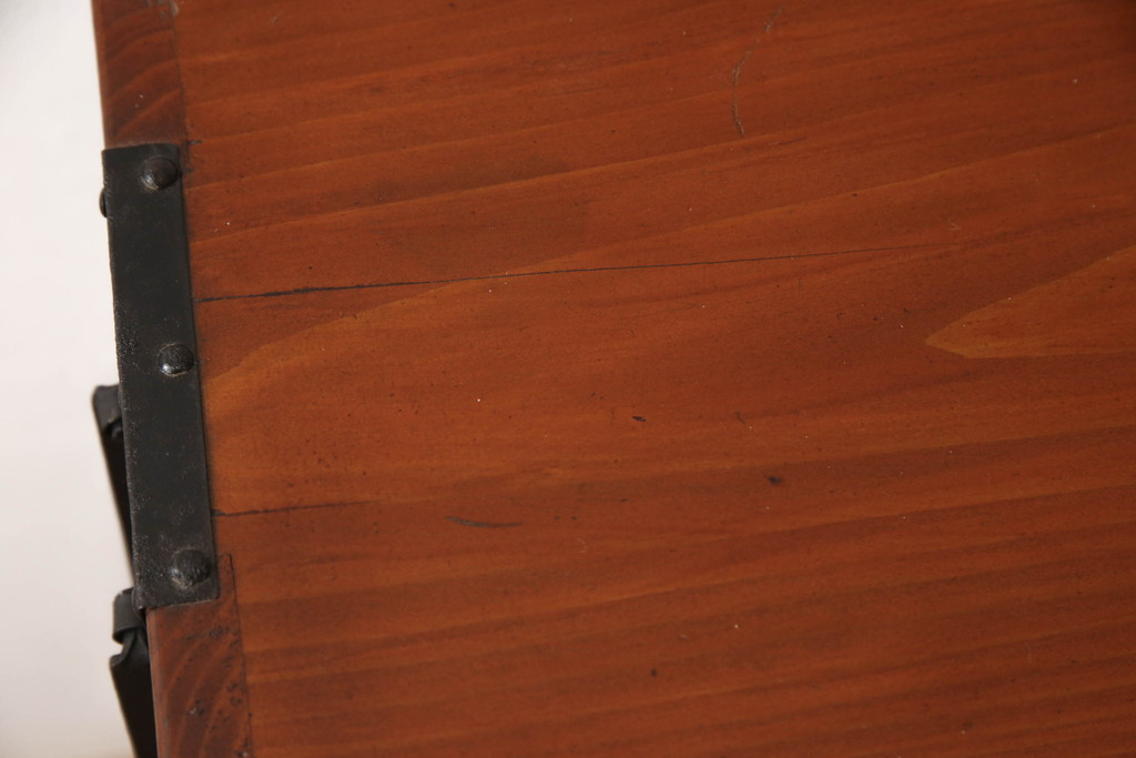 和製アンティーク　前面栗材　漆のキレイな蝶覆輪金具の米沢箪笥(和たんす、時代箪笥、衣装タンス、引き出し、チェスト)(R-058610)