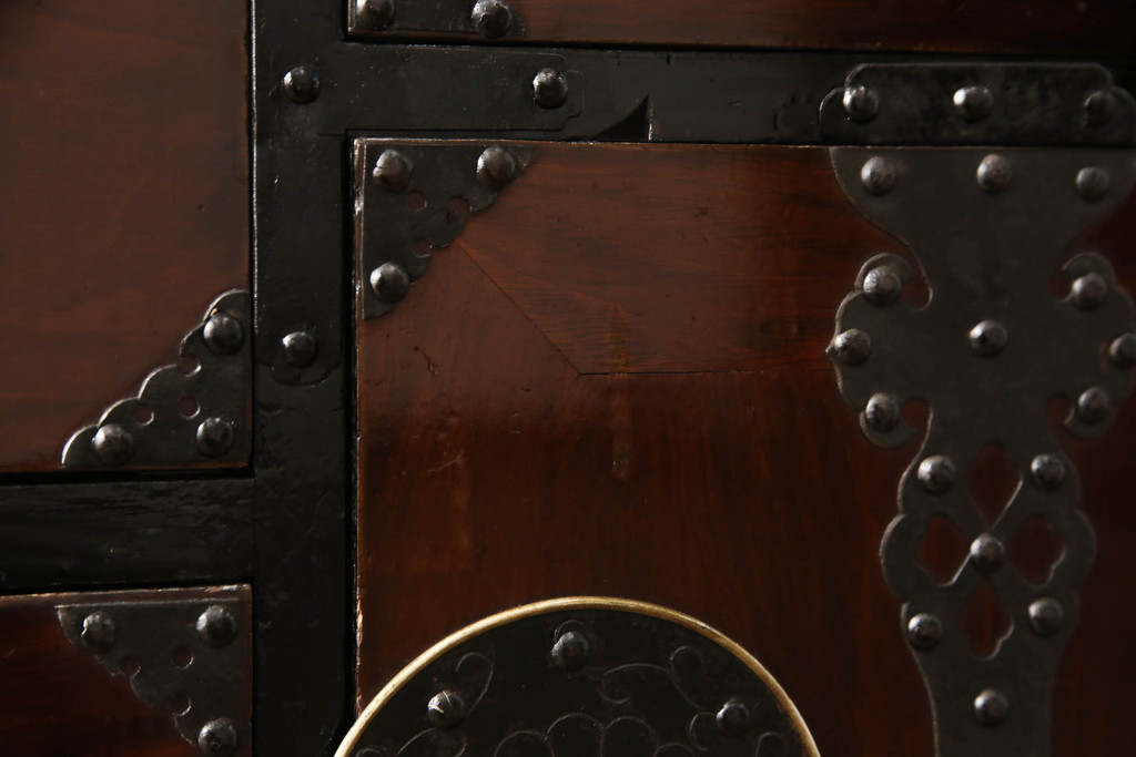 和製アンティーク　前面栗材　漆のキレイな蝶覆輪金具の米沢箪笥(和たんす、時代箪笥、衣装タンス、引き出し、チェスト)(R-058610)