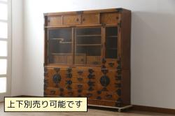  和製ビンテージ　高級品　国産　職人手作り　工芸家具　高級杉(スギ)材　透かし彫り　漆(うるし)塗り　職人こだわりの繊細かつ豪華な彫りが目を引く大型茶棚(茶箪笥、飾り棚、民芸箪笥、収納棚、戸棚、陳列棚、ヴィンテージ)(定価推定100万円)(R-080855)