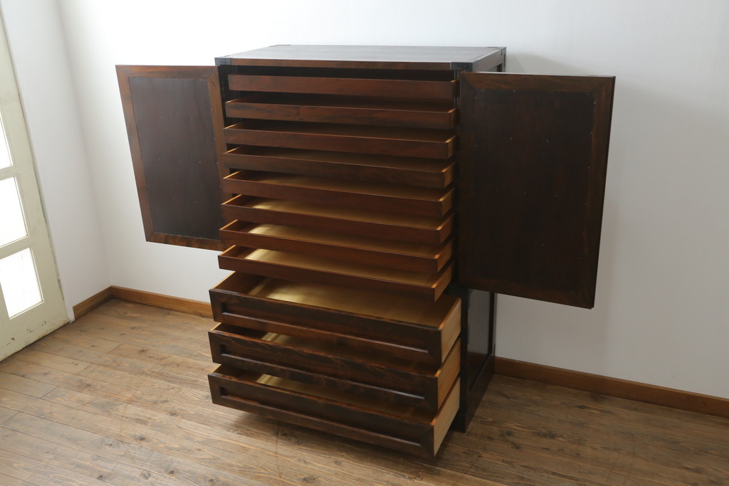 【セミオーダー家具実例】和タンスに高品質リペアを施しました。観音扉部分の古い布をお客様ご希望の本葛布ふすま紙に張り替え、現状の色味をベースに元の雰囲気を残して仕上げました。(衣装箪笥、着物箪笥、収納たんす、時代箪笥、チェスト、引き出し)