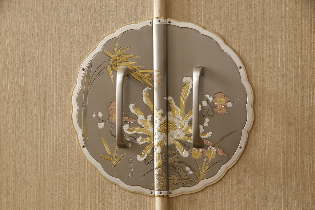 中古　上手物　伝統工芸士　皆川繁久作　シックな色合いの金具が落ち着きある雰囲気を醸し出す加茂総桐箪笥・上段(胴厚、四方丸、総桐たんす、引き出し、着物箪笥、和タンス、衣装箪笥、サイドキャビネット)(R-081695)