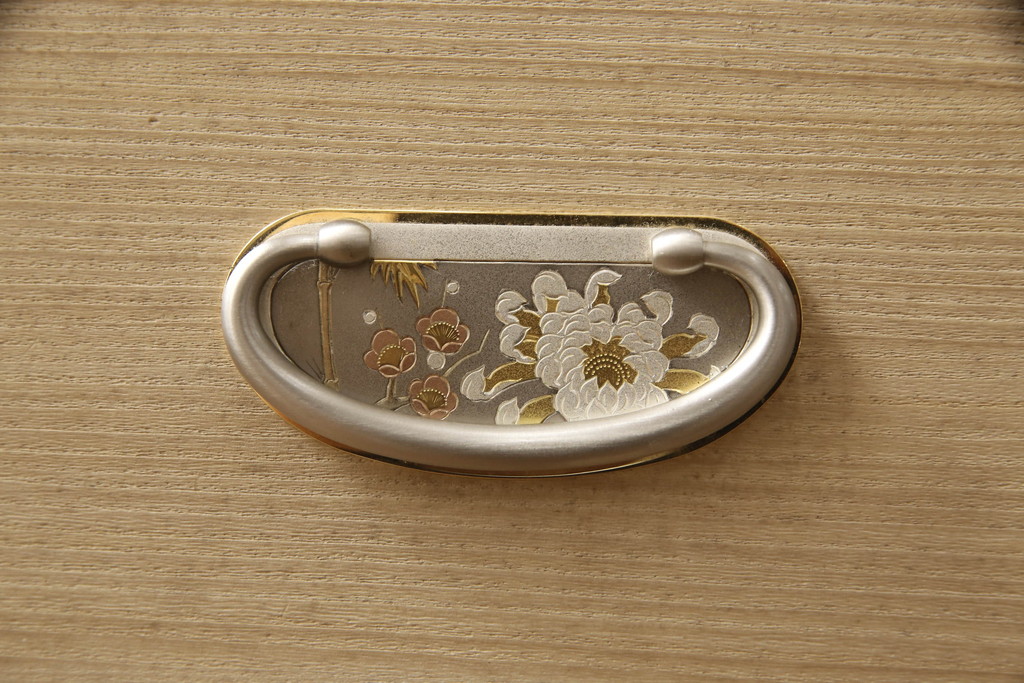 中古　上手物　伝統工芸士　皆川繁久作　シックな色合いの金具が落ち着きある雰囲気を醸し出す加茂総桐箪笥・下段(胴厚、四方丸、総桐たんす、引き出し、、和タンス、衣装箪笥、ローボード、ローチェスト、テレビ台、テレビボード)(R-081696)