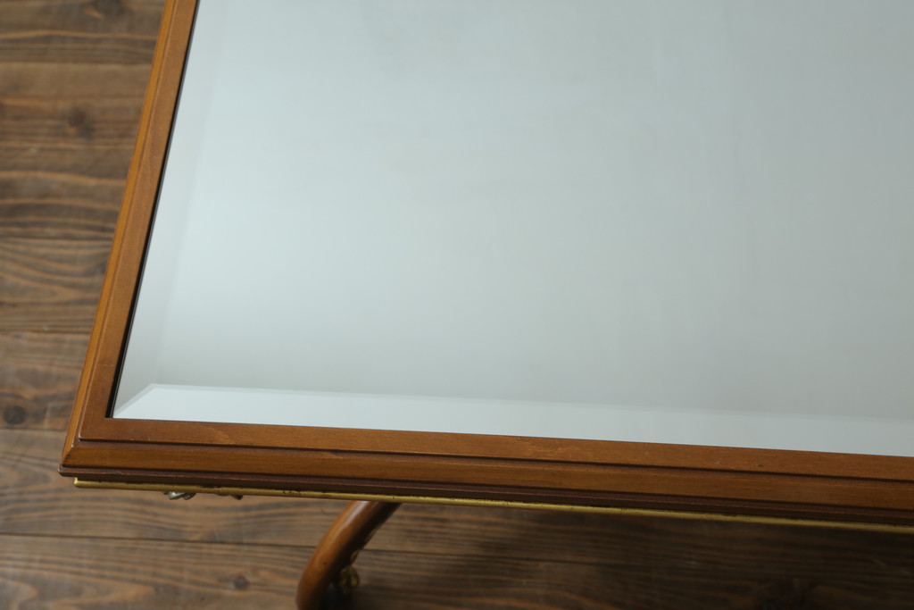 【セミオーダー家具実例】センターテーブルに高品質リペアを施しました。天板に鏡をはめ込み、現状に合わせて1トーン程落ち着いた色に着色して仕上げました。(リビングテーブル、ローテーブル)