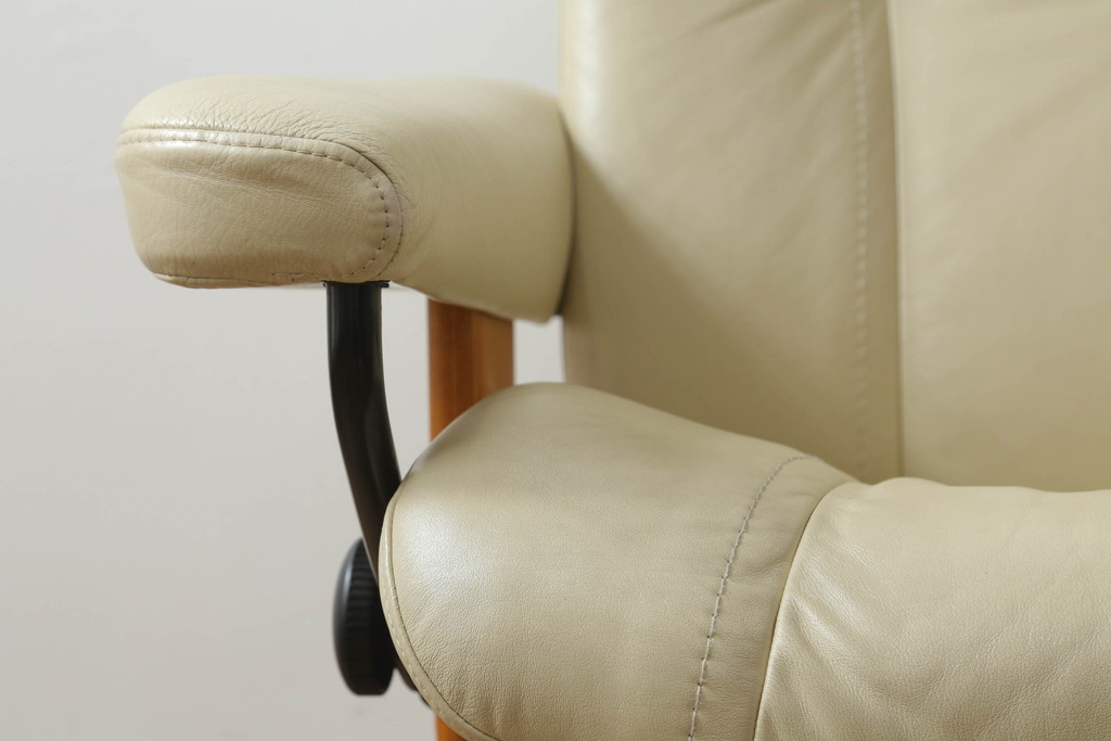 中古　EKORNES(エコーネス)　本革　ゆったりとしたくつろぎの時間におすすめのオットマン付きストレスレスチェア(リクライニングチェア、アームチェア、1人掛け、一人掛け、1P、レザー、北欧)(定価約35万円)(R-072694)