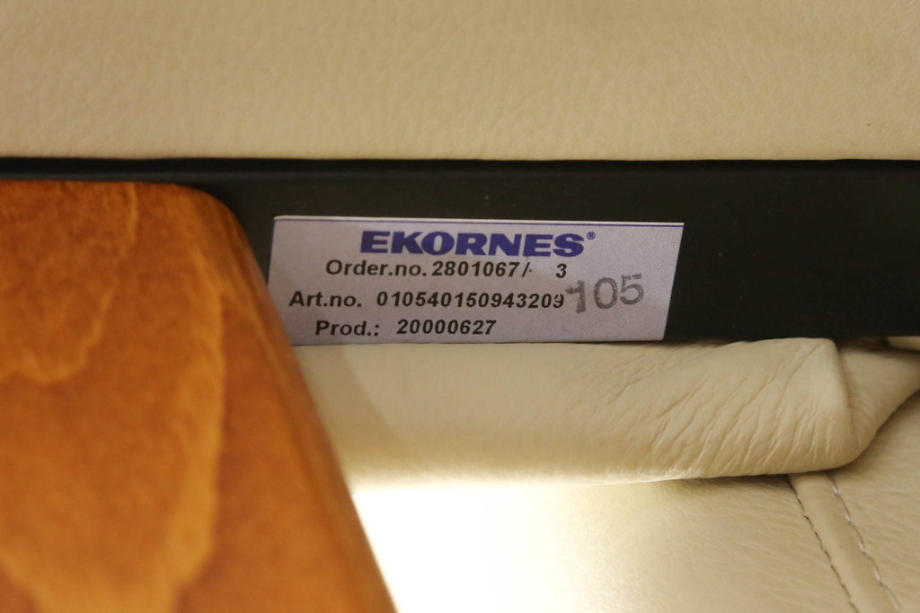 中古　EKORNES(エコーネス)　本革　ゆったりとしたくつろぎの時間におすすめのオットマン付きストレスレスチェア(リクライニングチェア、アームチェア、1人掛け、一人掛け、1P、レザー、北欧)(定価約35万円)(R-072694)