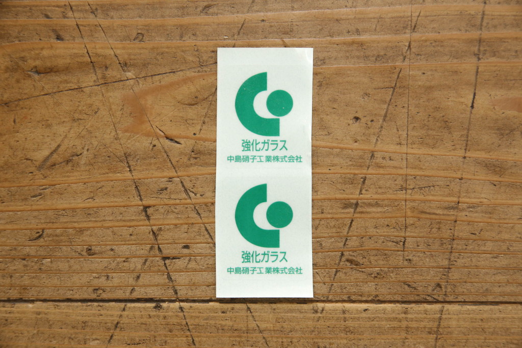 収納棚を綺麗に再生!高品質リペアを施し、背板を補修。ガラス扉のガラスを強化ガラスに交換し、引き出しの取っ手を変更。