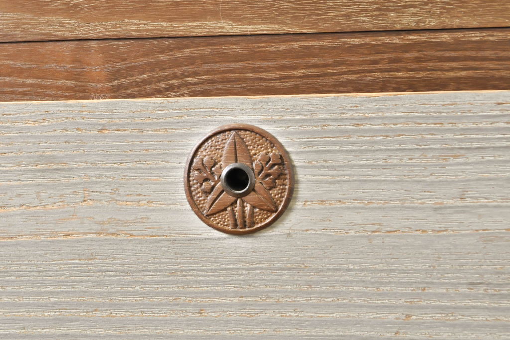中古　ブランド家具　希少高級品!!　桑材の縁・彫刻の特注品　気品が漂う総桐箪笥・下段(並厚、収納箪笥、衣装タンス、和箪笥、和たんす、チェスト、、サイドボード)(R-081754)