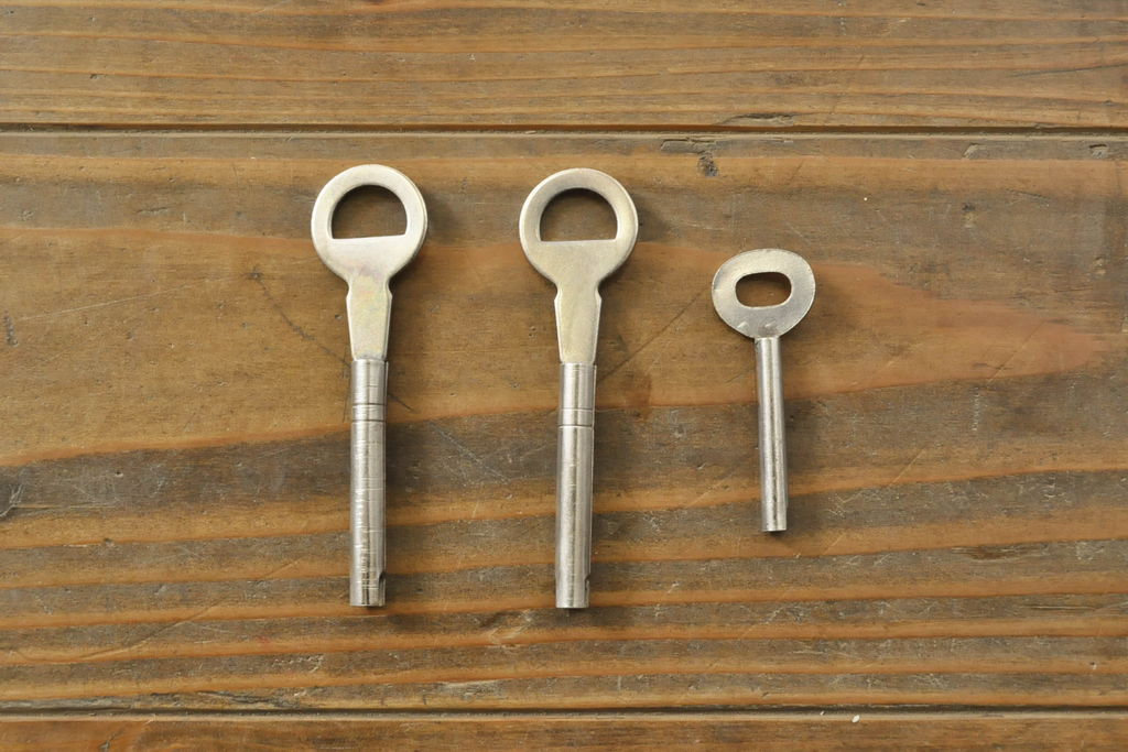 中古　ブランド家具　希少高級品!!　桑材の縁・彫刻の特注品　気品が漂う総桐箪笥・下段(並厚、収納箪笥、衣装タンス、和箪笥、和たんす、チェスト、、サイドボード)(R-081754)