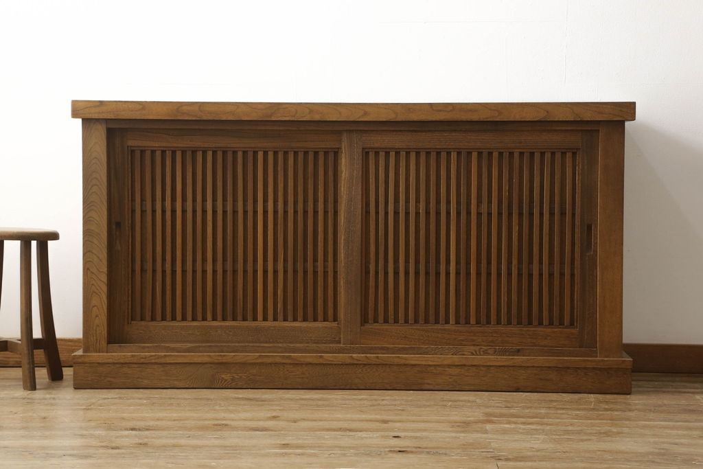 中古　美品　国産手造り家具　ケヤキ材製　品のある佇まいが上質な和の空間にぴったりな水屋箪笥サイドボード(食器棚、収納棚、和風キャビネット)(R-052600)