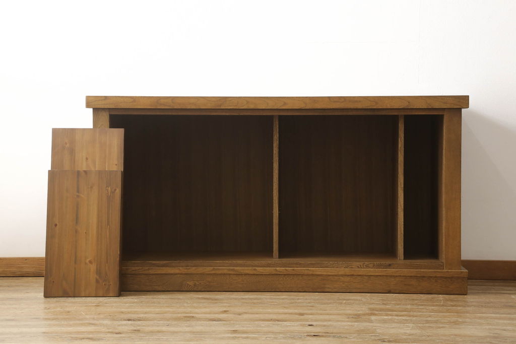 中古　美品　国産手造り家具　ケヤキ材製　品のある佇まいが上質な和の空間にぴったりな水屋箪笥サイドボード(食器棚、収納棚、和風キャビネット)(R-052600)