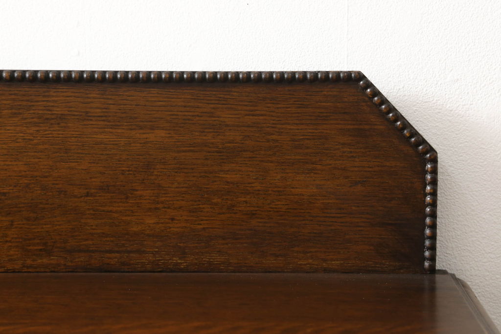 イギリスアンティーク　オーク材　繊細な装飾がエレガントな雰囲気を醸し出すサイドボード(サイドキャビネット、収納棚、戸棚)(R-060604)