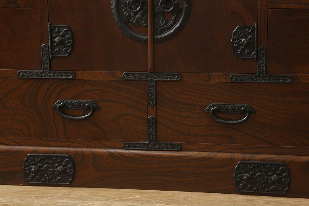 中古　美品　国産民芸家具　欅(ケヤキ)材　品のある金具と深みのある色合いが美しい和風サイドボード(チェスト、収納たんす、和タンス、リビングボード)(R-058588)