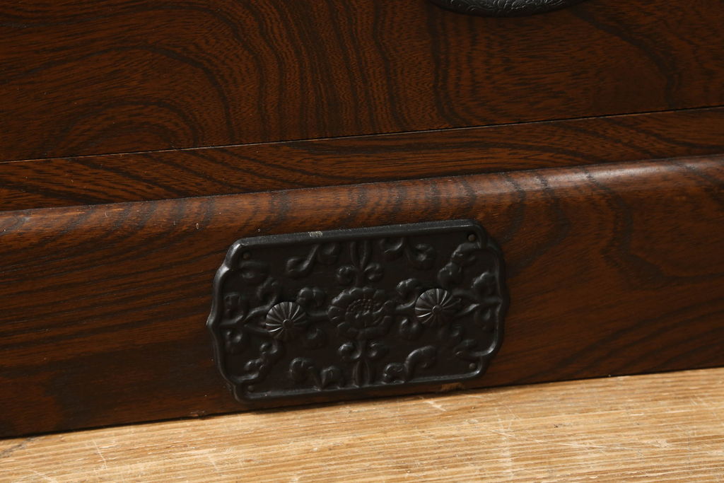 中古　美品　国産民芸家具　欅(ケヤキ)材　品のある金具と深みのある色合いが美しい和風サイドボード(チェスト、収納たんす、和タンス、リビングボード)(R-058588)