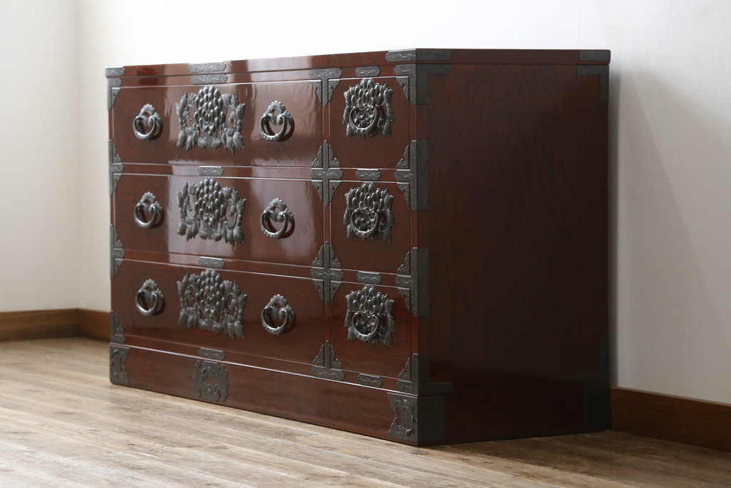 中古　美品　岩谷堂箪笥　丁寧な造りの手打ち金具が目を惹くサイドチェスト(サイドボード、和タンス、収納箪笥、引き出し、整理箪笥)(R-064517)