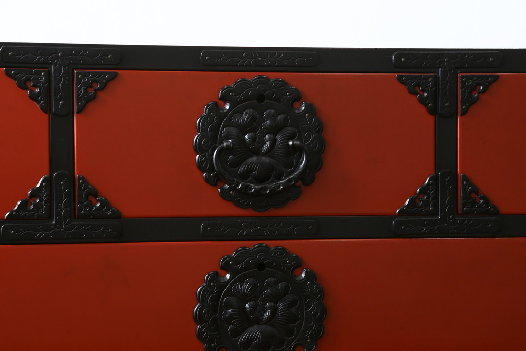 中古　美品!!　希少モデル　赤黒呂塗り　藤原塗り　朱塗り　色のコントラストが鮮やかで美しい岩谷堂箪笥(整理箪笥、収納箪笥、衣装箪笥、和箪笥、引き出し)(定価約110万円)(R-072046)