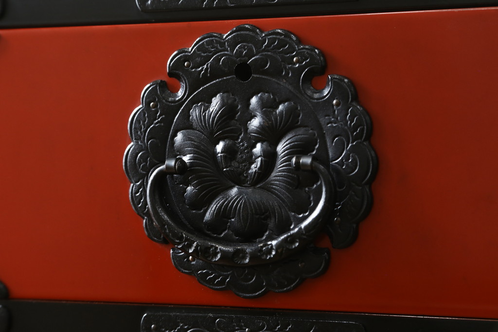 中古　美品!!　希少モデル　赤黒呂塗り　藤原塗り　朱塗り　色のコントラストが鮮やかで美しい岩谷堂箪笥(整理箪笥、収納箪笥、衣装箪笥、和箪笥、引き出し)(定価約110万円)(R-072046)