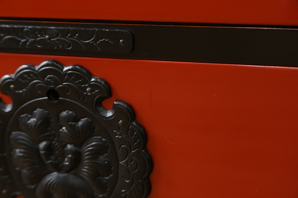 中古　美品!!　希少モデル　赤黒呂塗り　藤原塗り　朱塗り　色のコントラストが鮮やかで美しい岩谷堂箪笥(整理箪笥、収納箪笥、衣装箪笥、和箪笥、引き出し)(定価約110万円)(R-072046)
